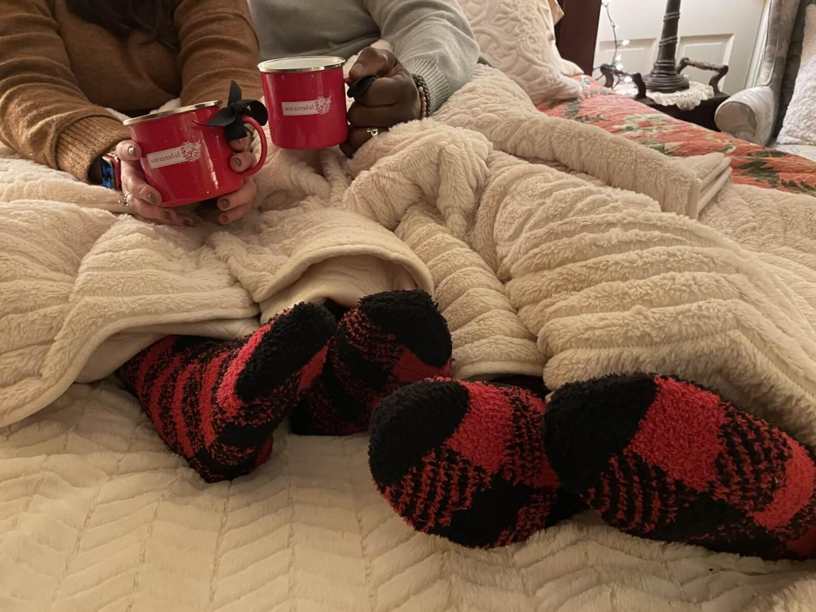 布法罗格子袜和温暖舒适的毛毯